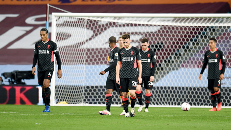 لاعبو ليفربول وعلامات اليأس تطغى على وجوههم بعد الهزيمة النكراء. أ.ب