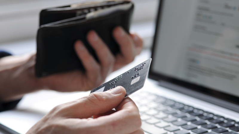 نصائح للمستهلكين بعدم شراء السلع قبل مقارنتها في مواقع التسوق الإلكتروني الأخرى. ■ أرشيفية