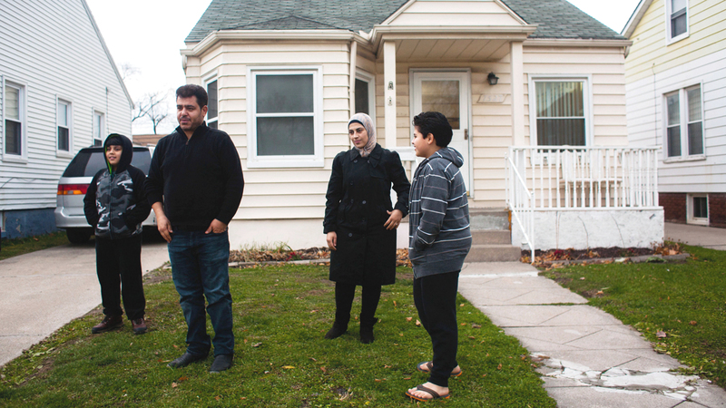 عائلة سورية أمام منزلها في ميشيغان.■ أرشيفية