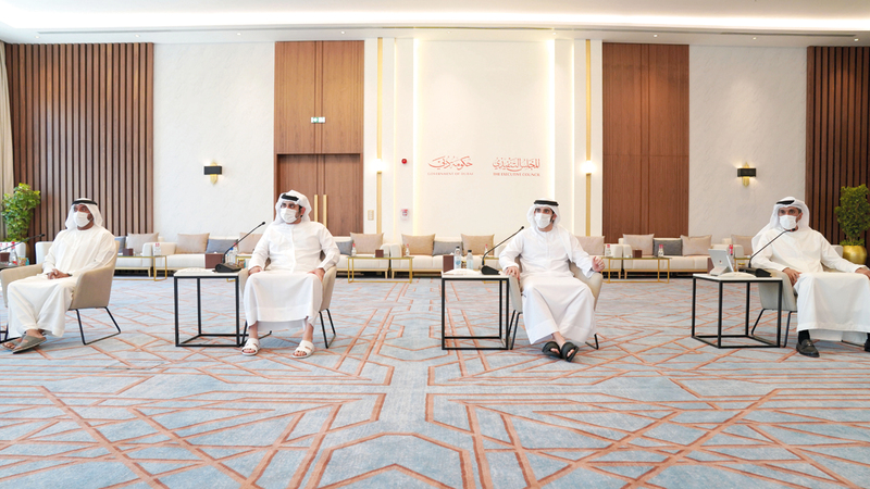 حمدان بن محمد خلال ترؤسه اجتماع «المجلس» بحضور مكتوم بن محمد. وام