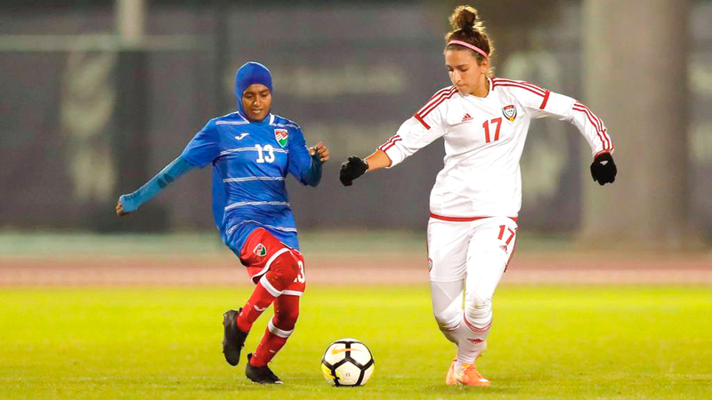 نجمة منتخب السيدات أمل وائل تلعب في مركز المهاجم الصريح وترتدي القميص رقم 17. 		■ من المصدر