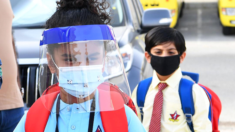 ارتداء الأقنعة إلزامي داخل المنشآت التعليمية. ■ الإمارات اليوم