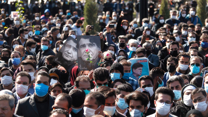 محبو الموسيقار الراحل في لحظة وداعه. رويترز