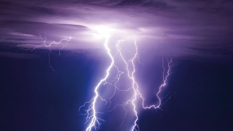 صواعق البرق تأتي من ضمن اختصاصات الدفاع المدني. أرشيفية