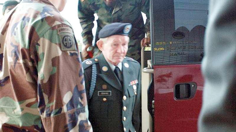 تشالز روبرت جينكيز في اليابان عام 2004 بعد إطلاق سراحه.		  عن المصدر