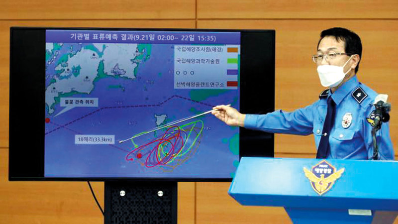 أحد المسؤولين الكوريين الجنوبيين يتحدث للصحافين بعد مقتل لي داي جونغ.  عن المصدر