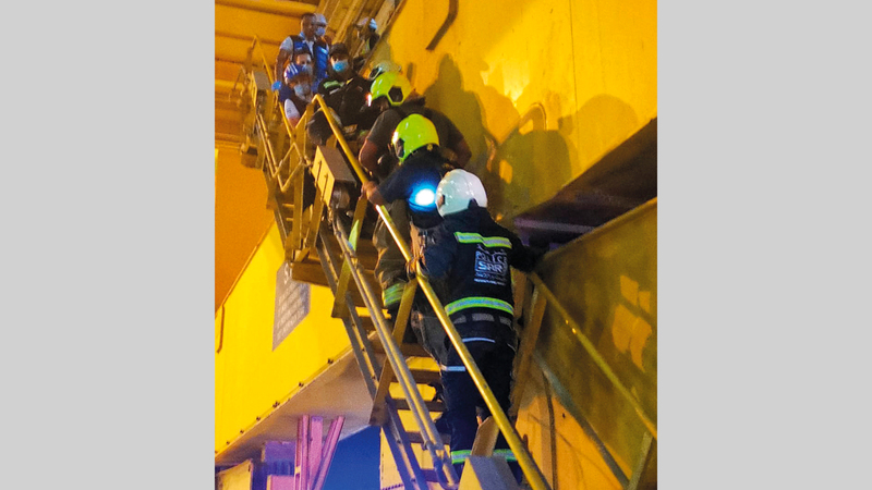 فرق المهمات الصعبة استخدمت نقالة مُخصصة لعمليات الإنقاذ. من المصدر