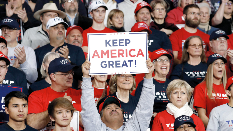 أنصار ترامب يستمعون إليه بحماسة. أ.ب