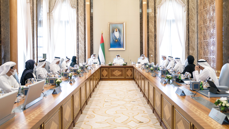 منصور بن زايد خلال ترؤسه اجتماع «الوزاري للتنمية». وام
