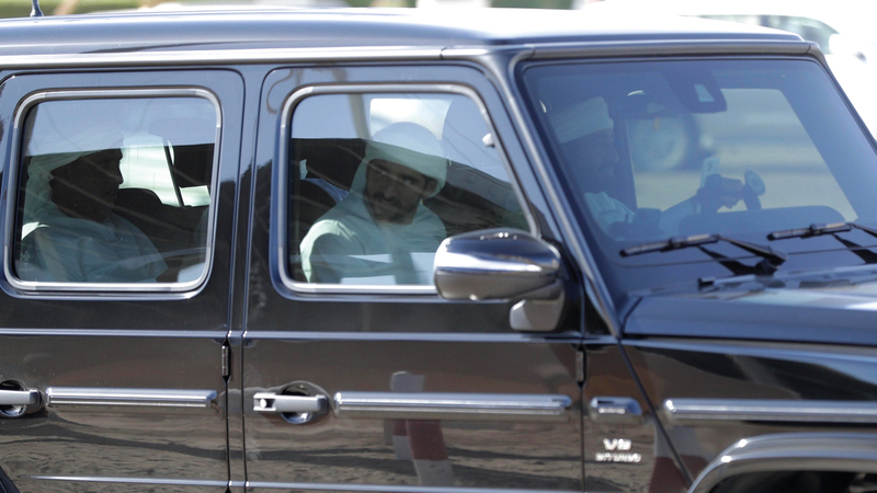 حمدان بن محمد خلال متابعته اليوم الختامي لتمهيدي المرموم للهجن. من المصدر