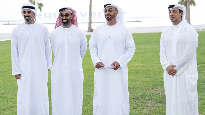 محمد بن زايد خلال تفقده المشروع.  وام