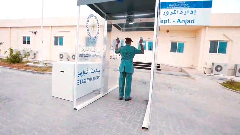 تركيب بوابات التعقيم بالمراكز الخدمية بالشرطة.  من المصدر