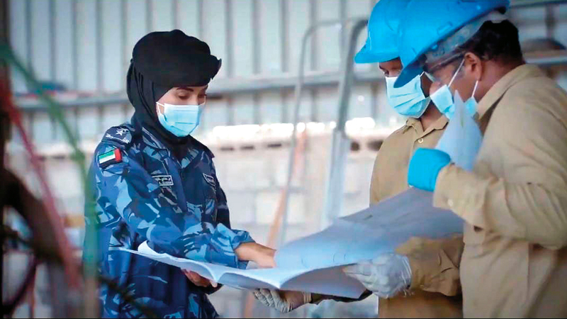 هنادي الكابوري أثناء تصميم مشروعها.من المصدر