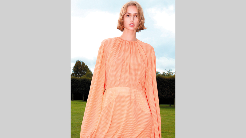 تم تقديم إطلالات بألوان حيادية غرافيكية ودرجات كلاسيكية بالتوازي مع نسق لوني يستكشف ألوان طبيعية.من المصدر