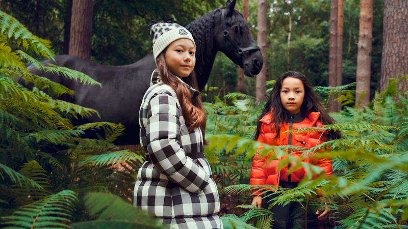 ملابس الأطفال يفضل أن تكون جريئة في الأشهر الباردة. ■من المصدر