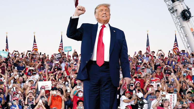 ترامب يخطب في تجمع لأنصاره بمطار أورلاندو سانفورد الدولي بولاية فلوريدا.. واعداً بحل كل المشكلات الاقتصادية. أ.ب