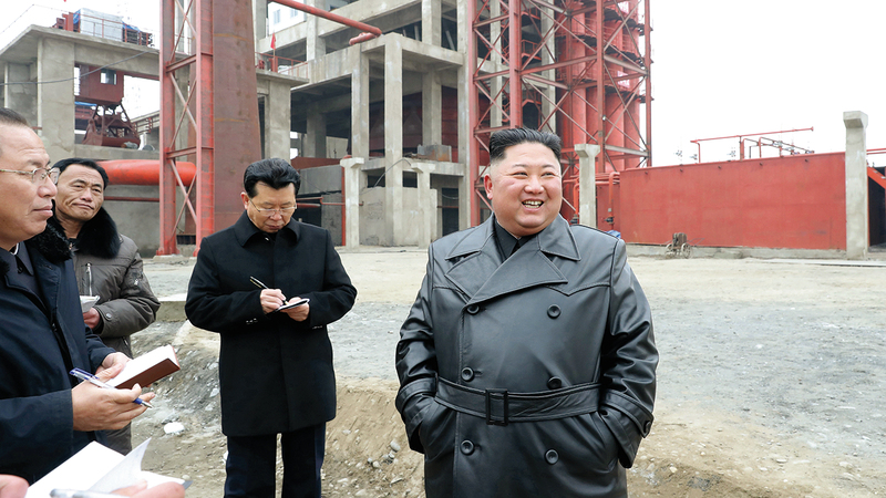 الزعيم الكوري الشمالي يتفحص مبنى تم ترميمه بعد الفيضانات التي اجتاحت البلاد. رويترز