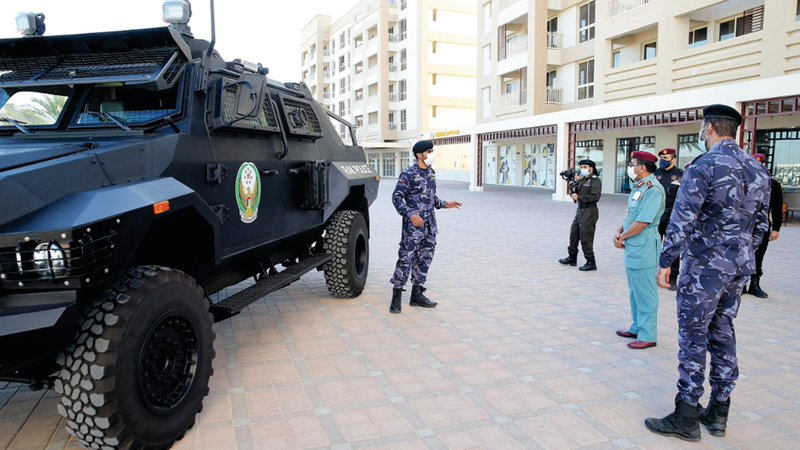 قائد عام شرطة رأس الخيمة يستمع لشرح عن مميزات المركبة الجديدة.  من المصدر