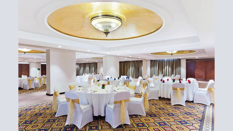 الاشتراطات شملت ترك مسافة مترين بين كل طاولة وأخرى. أرشيفية