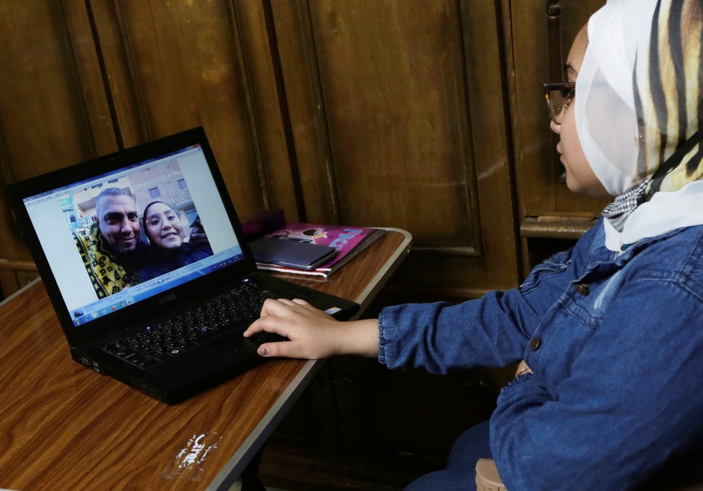 سما تحتفظ بصورة والدها الراحل على الكمبيوتر المحمول.
رويترز