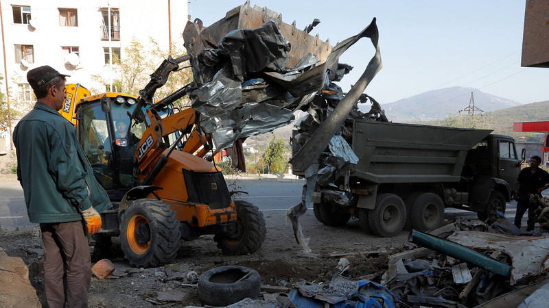 صورة وزعتها وزارة الدفاع الأذرية لعمال يزيلون الحطام من وسط انقاض بيوتهم التي تعرّضت للقصف في إقليم ناغورني قره باغ أمس. رويترز