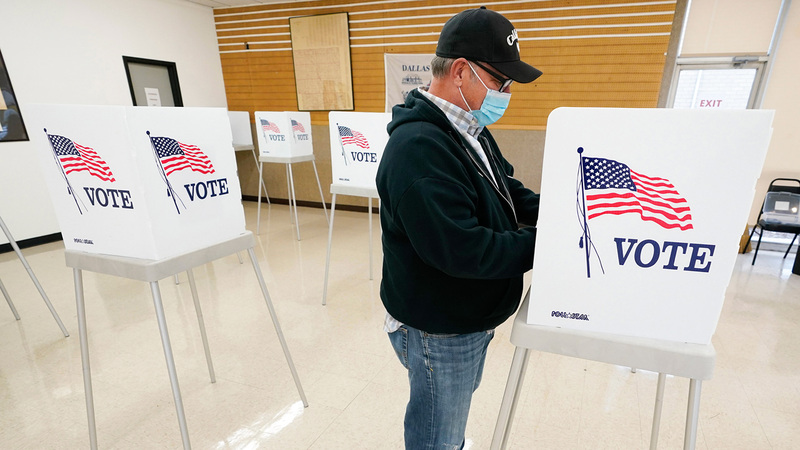 ناخب أميركي يدلي بصوته في الانتخابات المبكرة لولاية آيوا. ■أ.ب