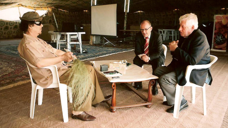 فيندفور خلال لقائه القذافي.  «دير شبيغل»