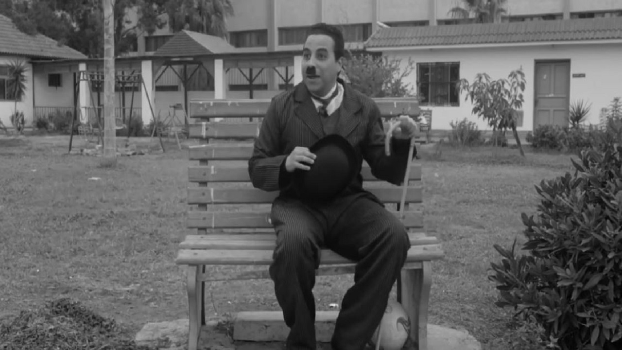 أحمد الشاذلي مصري مولع بزمن السينما الصامتة. 
عن مقطع فيديو للفنان على «يوتيوب