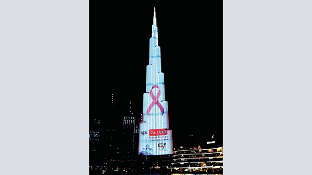 برج خليفة يتوهج باللون الوردي لأجل التوعية - حياتنا - جهات - الإمارات اليوم