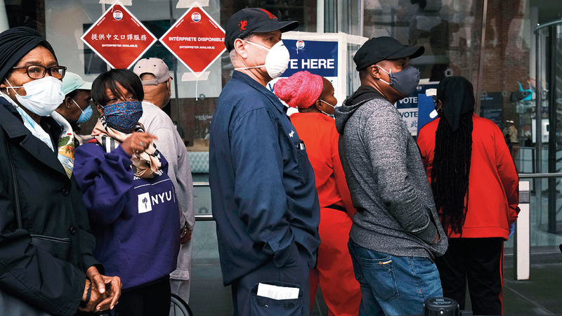 أميركيون يرتدون أقنعة واقية خلال التصويت المبكر في نيويورك. أ.ف.ب