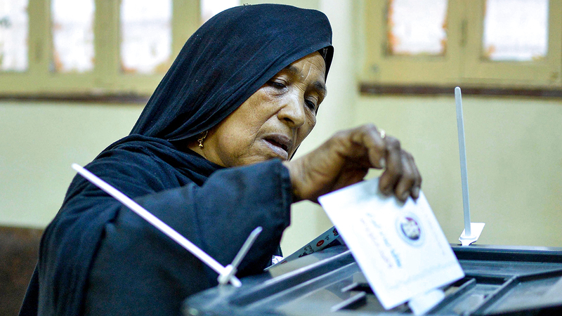 سيدة تدلي بصوتها وسط أجواء «كورونا». أ.ف.ب