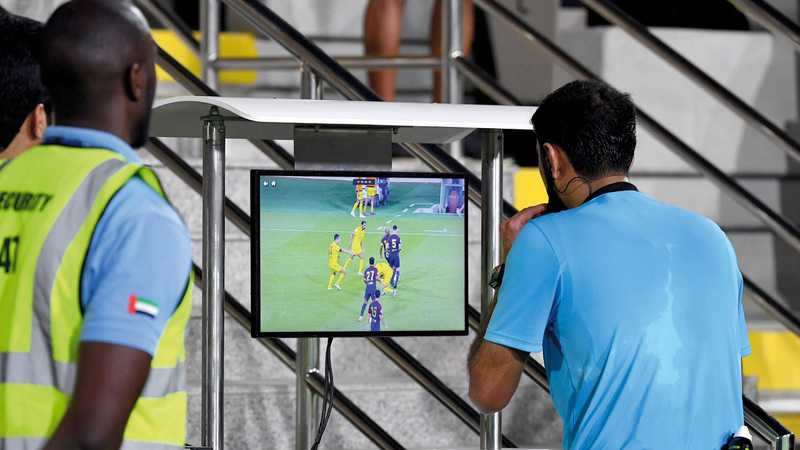 تقنية الحكم الفيديو لاقت جدلاً واسعاً منذ تطبيقها في ملاعب الإمارات. ■تصوير: أسامة أبوغانم