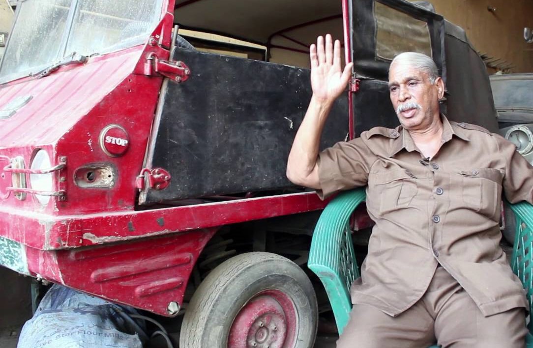صور..سيد سيما.. مصري شغوف بالمركبات يجمع أكثر من 100 سيارة قديمة