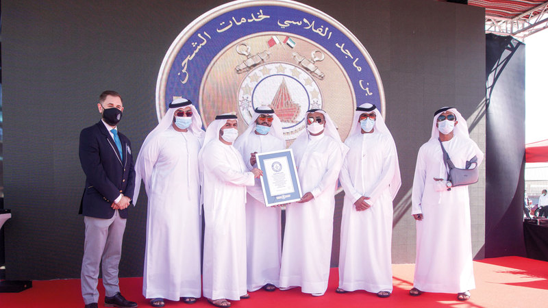 ماجد الفلاسي خلال حفل تسلّم وثيقة موسوعة «غينيس» في حفل خاص أقيم أمس. تصوير: أشوك فيرما