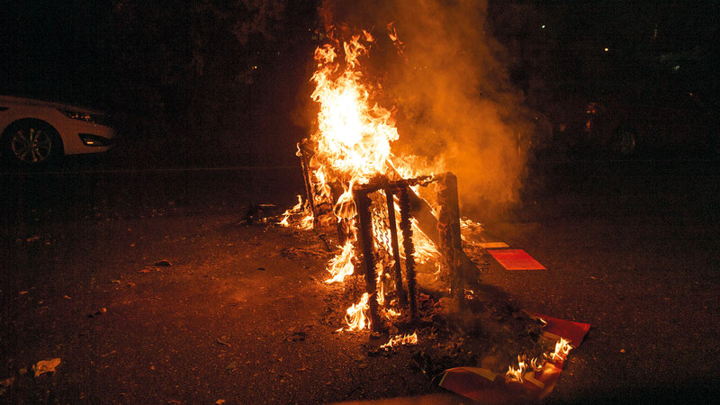 ألسنة اللهب تتصاعد بعد أن أشعل المتظاهرون النيران في الشوارع.   أ.ب