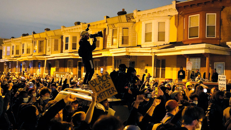 تظاهرة حاشدة تواجه رجال الشرطة.   أ.ب