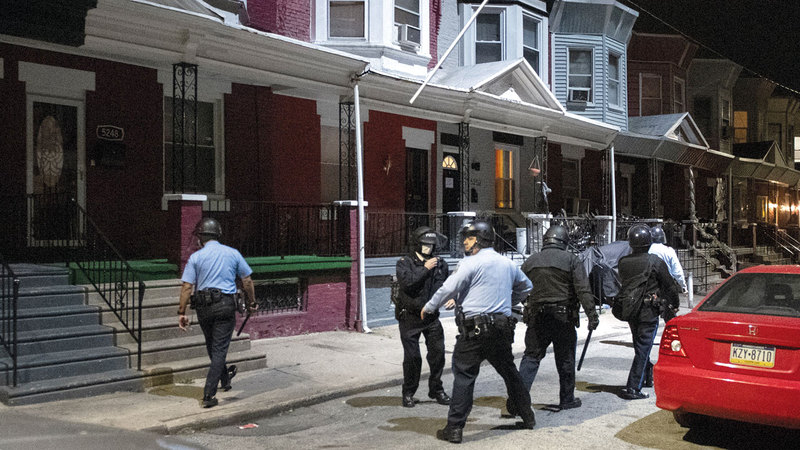 رجال الشرطة في حالة تأهب.   أ.ب