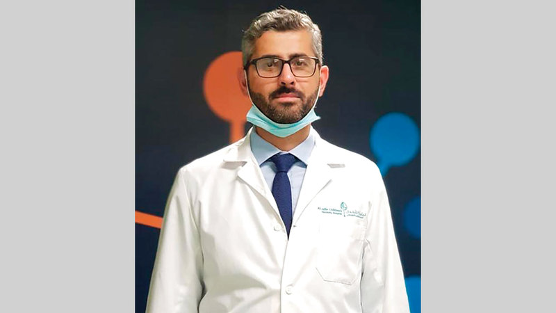 الدكتور أحمد أبوطيون: «يعمل الفريق مع عشرات من المرشدين، الذين يجرون أبحاثاً وتجارب للقاحات لإنشاء محتوى فيديو موجه للجمهور».