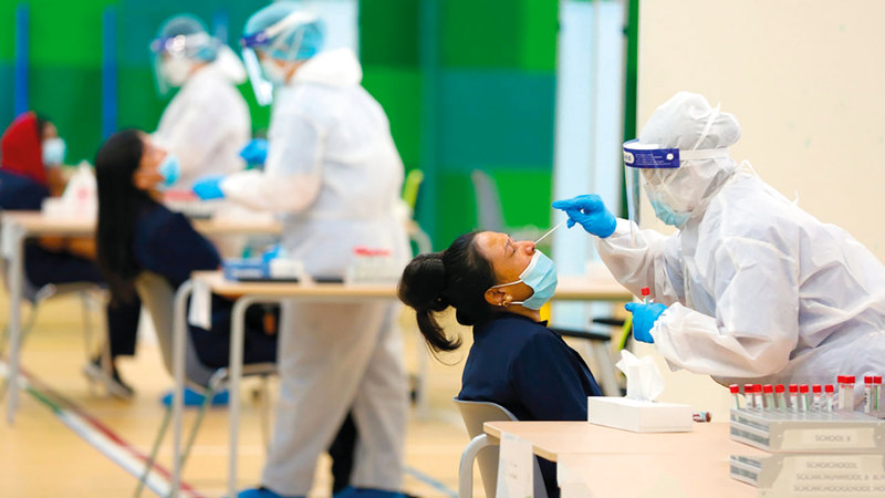 «الهيئة» حفزت المترددين على المجالس والمراكز التجارية لإجراء الفحوص. من المصدر