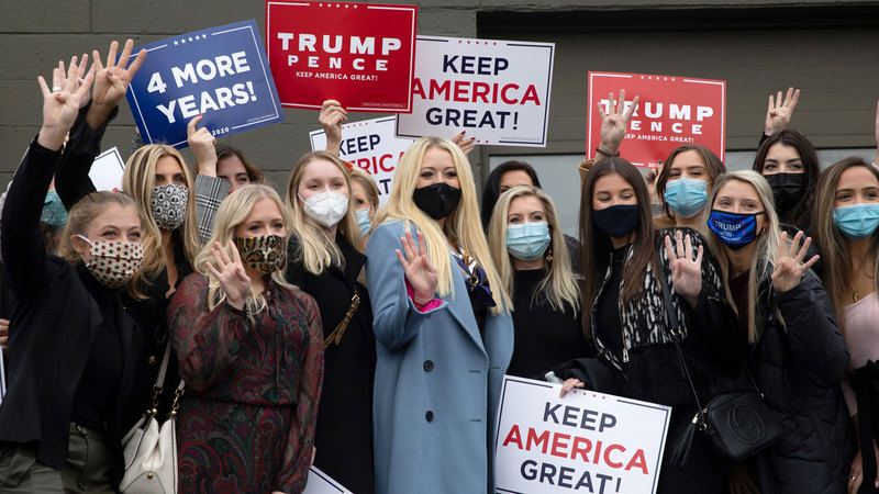 نساء يرفعن لافتات مؤيدة لحملة الرئيس ترامب.  أرشيفية