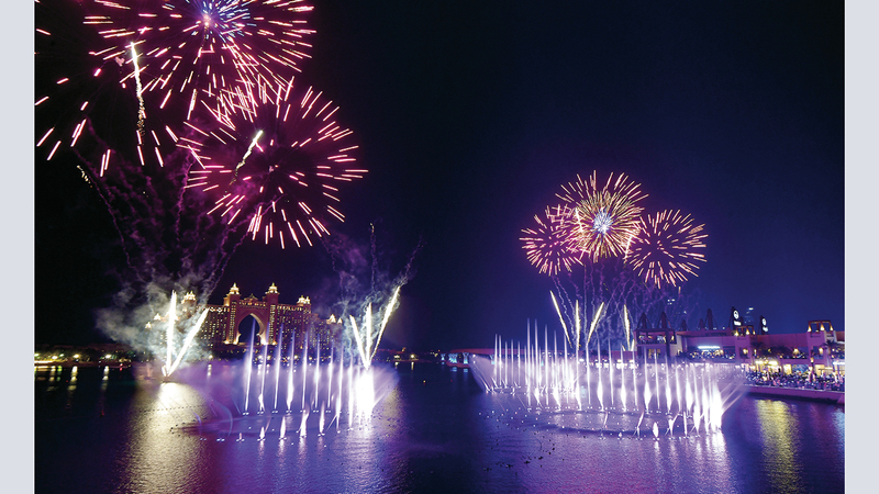 «نافورة النخلة » في دبي حصدت الرقم القياسي العالمي لـ «موسوعة غينيس للأرقام القياسية» كـ «أكبر نافورة في العالم».  أرشيفية