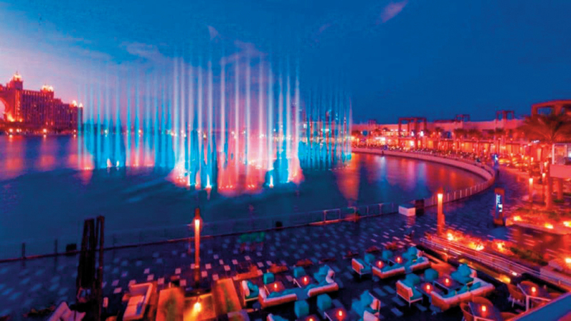 «نافورة النخلة» تشعّ خلال الليل بأنوار 3000 مصباح وتقذف المياه لإرتفاع 105 أمتار.