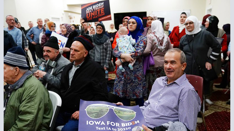 مشاركون مسلمون ينظمون تجمعاً لدعم بايدن بالمركز الإسلامي التعليمي في ولاية آيوا. ■غيتي