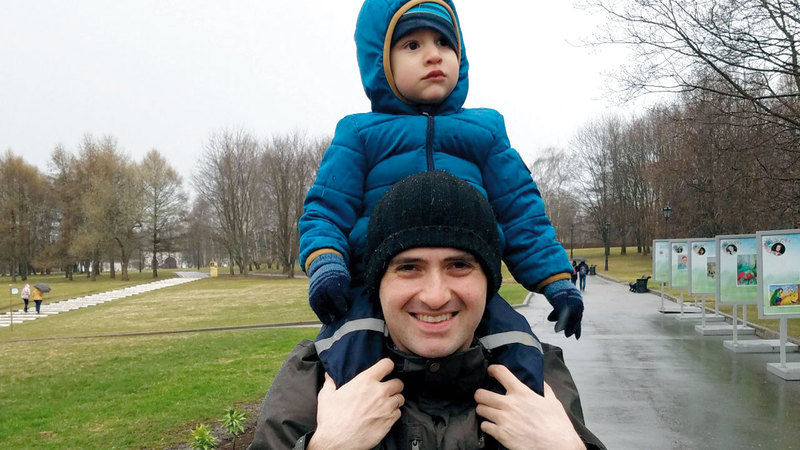 سيث برنشتاين مع ابنه في أميركا. أرشيفية