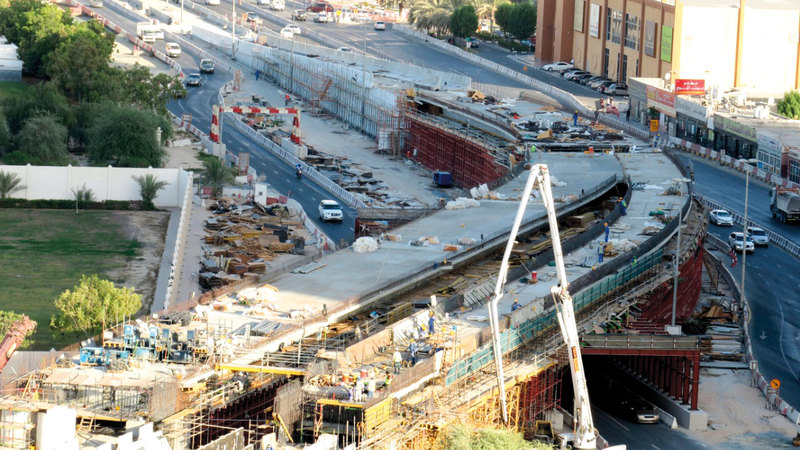 البلدية تنفذ مشروعات عدة لتأمين طرق سهلة ومريحة للسكان. ■ من المصدر