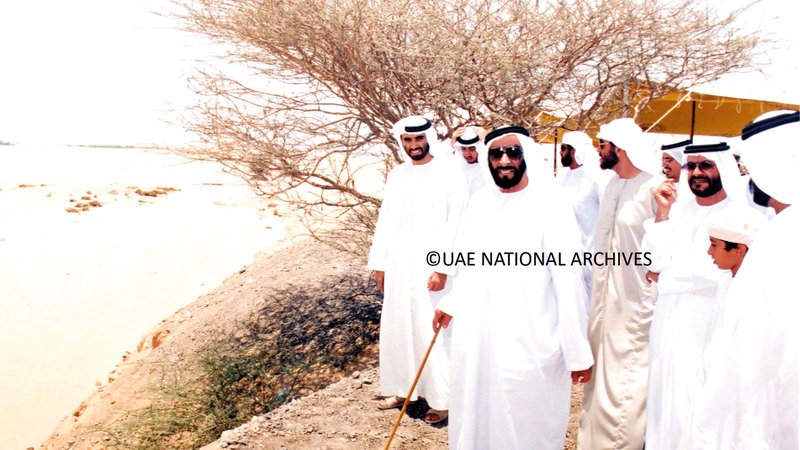 الشيخ زايد بن سلطان آل نهيان (طيب الله ثراه) أثناء جولته في جبل حفيت في العين – 8 يوليو 1995.( الأرشيف الوطني)