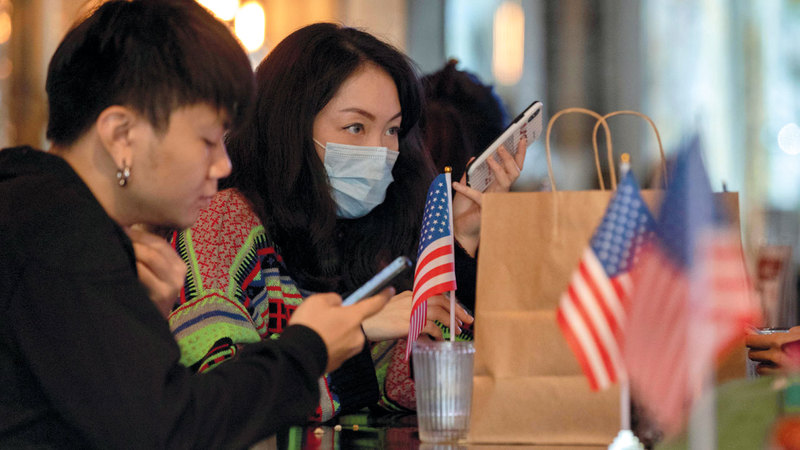 ناخبون يتابعون نتيجة الانتخابات. إي. بي. إيه