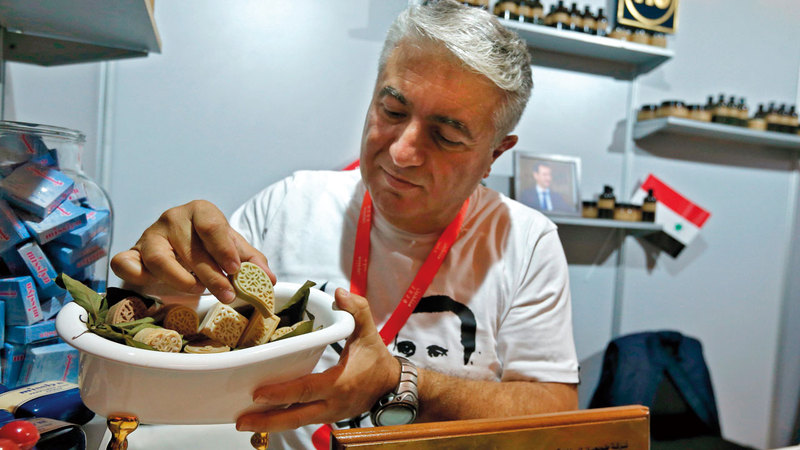 طوبجيان يأمل بكسر الحصار عبر إنتاج مواد ومستحضرات تجميل محلية.  أ.ف.ب