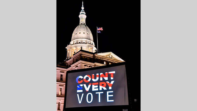 لائحة مضيئة تدعو لعد جميع الأصوات.  أ.ب