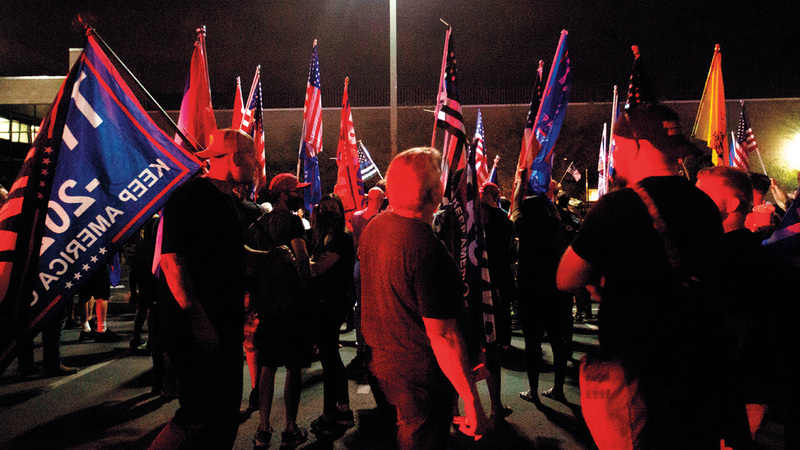 أنصار ترامب يتجمعون للاحتجاج على نتيجة الانتخابات في مقاطعة ماريكوبا بأريزونا. أ.ف.ب